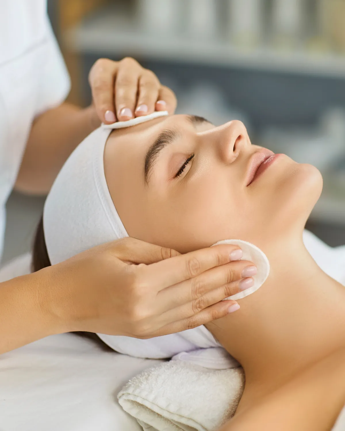 Cliente em sessão de limpeza facial na BodyBe