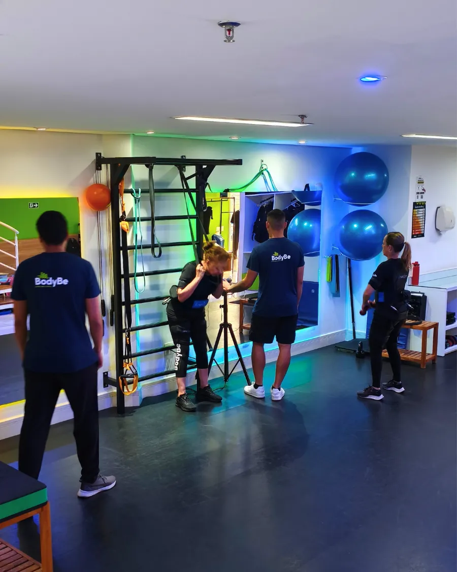 Treino de eletroestimulação em grupo reduzido na BodyBe